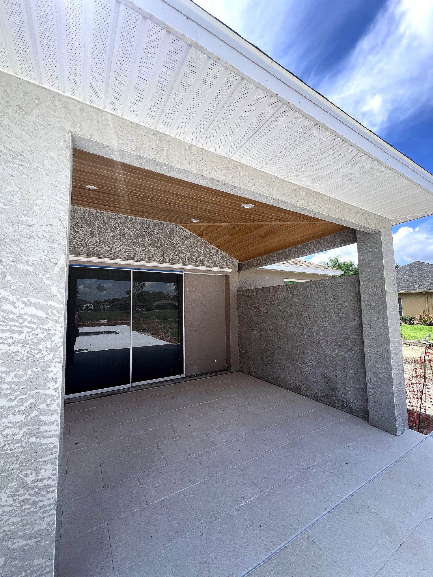 Finished lanai corner with privacy wall